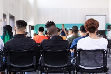 Estudantes do ensino médio em sala de aula — Foto: Sam Balye/Unsplash