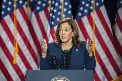 A vice-presidente dos EUA, Kamala Harris, em seu primeiro comício como pré-candidata à Presidência americana — Foto: Kayla WolfAP