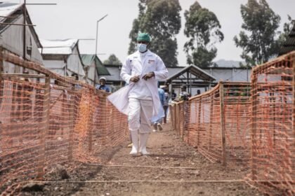 Um profissional de saúde passa por um centro de tratamento mpox em Munigi, leste do Congo, no dia 19 de agosto de 2024 — Foto: Moses Sawasawa/AP Photo