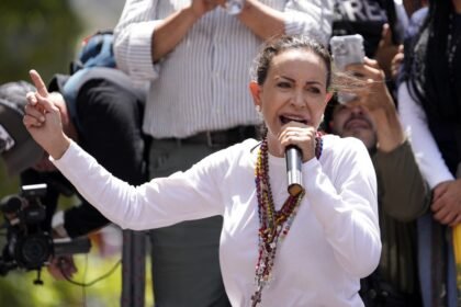 María Corina Machado participa de manifestação da oposição venezuelana em Caracas neste sábado (3) — Foto: Foto AP/Matías Delacroix