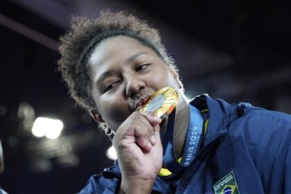 Beatriz Souza recebe a medalha de ouro no Judô  — Foto: AP Photo/Eugene Hoshiko