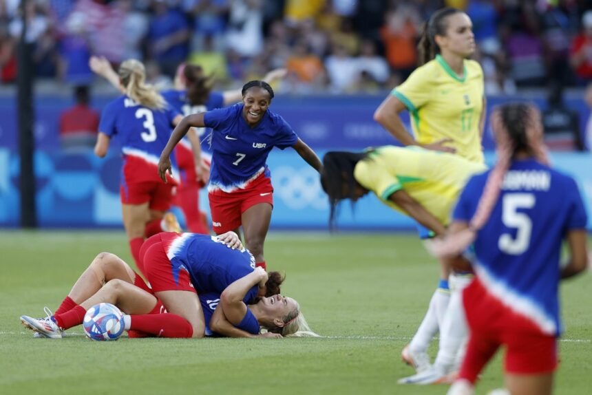 Seleção feminina de futebol é novamente superada pelos EUA e fica com a prata | Mundo