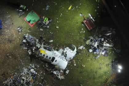 Destroços do avião da Voepass que caiu em Vinhedo (SP) — Foto: AP Photo/Andre Penne