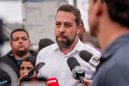 Guilherme Boulos, candidato do Psol à Prefeitura de São Paulo, concede entrevista durante ato de campanha na região sul da capital — Foto: Divulgação/Leandro Paiva