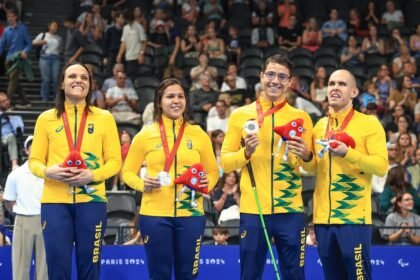 Equipe brasileira de natação exibe, no pódio, a medalha de prata no revezamento 4x100m livre misto, na Arena Paris La Defense, nos Jogos Paralímpicos de Paris — Foto: Marcello Zambrana/CPB