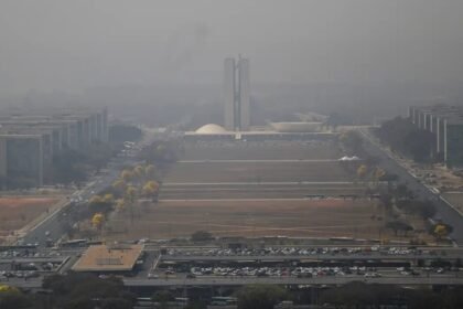 Imagem da capital federal poluída e com alta concentração de fumaça após incêndio no Parque Nacional de Brasília — Foto: Joédson Alves/Agência Brasilia