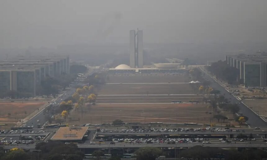 Imagem da capital federal poluída e com alta concentração de fumaça após incêndio no Parque Nacional de Brasília — Foto: Joédson Alves/Agência Brasilia