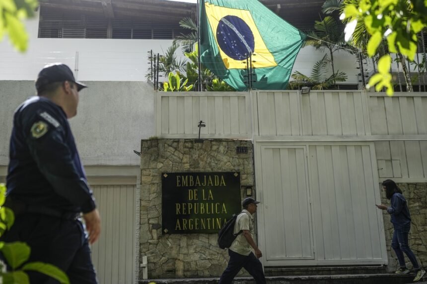 Bandeira do Brasil na embaixada da Argentina em Caracas, Venezuela — Foto: Matias Delacroix/AP Photo