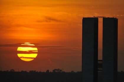 Segundo o ONS, a aplicação do horário de verão pode trazer economia de custos de geração termelétrica que pode variar de R$ 244 milhões a R$ 356 milhões — Foto: Marcello Casal Jr/ABr