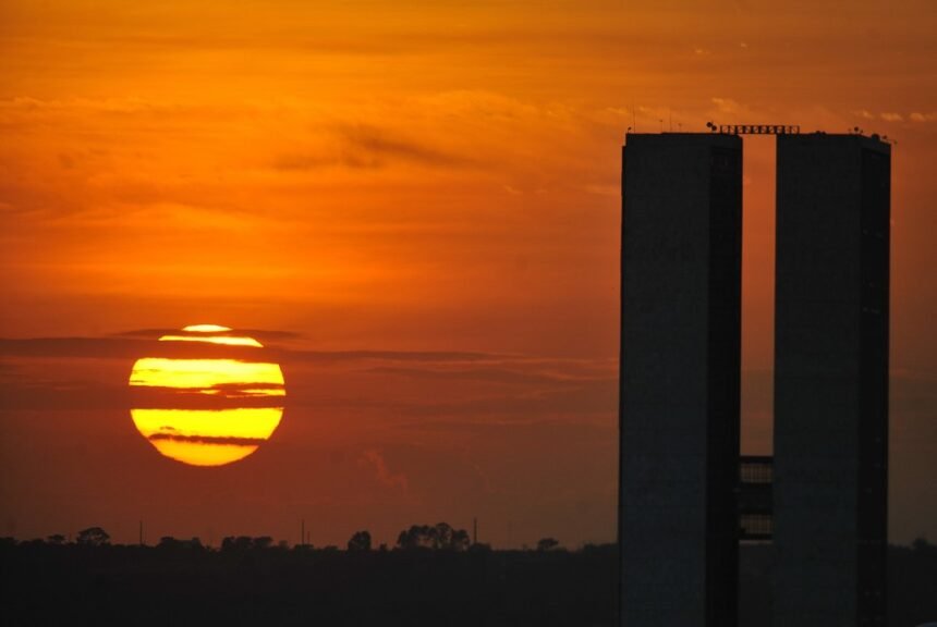 Segundo o ONS, a aplicação do horário de verão pode trazer economia de custos de geração termelétrica que pode variar de R$ 244 milhões a R$ 356 milhões — Foto: Marcello Casal Jr/ABr