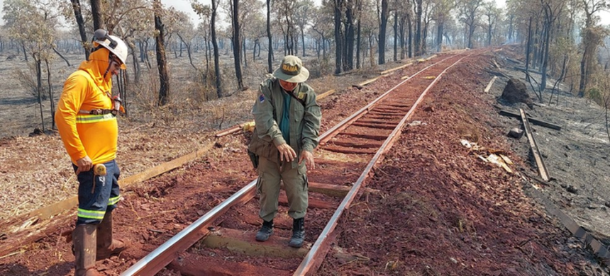 Fiscais do Ibama fazem inspeção em trecho de ferrovia na região de Porto Esperança, em Corumbá (MS), onde um incêndio de grandes proporções teve início em 16 de agosto e consumiu 17.817 hectares de vegetação pantaneira — Foto: Divulgação/Ibama