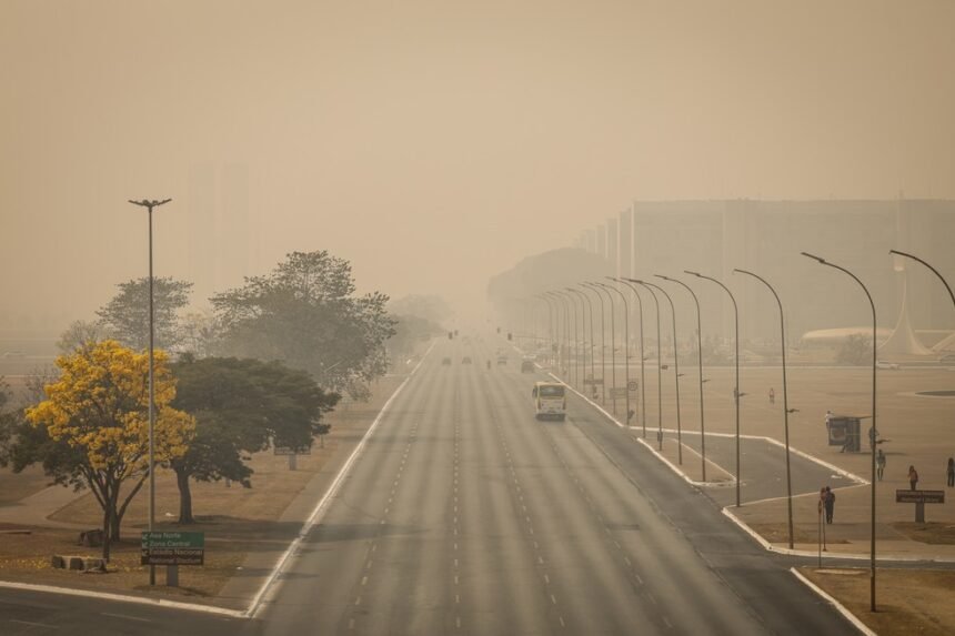 Brasília amanhece encoberta por fumaça causada por incêndios florestais — Foto: Marcelo Camargo/Agência Brasil