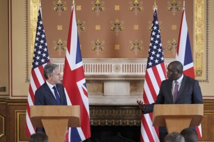 O secretário de Estado americano, Antony Blinken, e o ministro britânico das Relações Exteriores, David Lammy, concedem entrevista coletiva, em Londres — Foto: Mark Schiefelbein,/AP