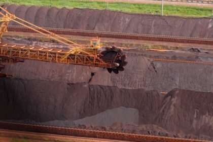 A Vale aumentou nesta quarta-feira (11) a projeção de produção de minério de ferro neste ano para 323 milhões a 330 milhões de toneladas — Foto: Leo Pinheiro/Valor