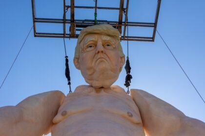 Escultura de Donald Trump pelado em Detroit — Foto: Divulgação