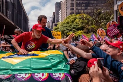 Presidente Luiz Inácio Lula da Silva participa de carreta pela campanha de Guilherme Boulos, na Avenida Paulista — Foto: Divulgação/Leandro Paiva