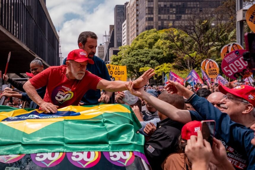 Presidente Luiz Inácio Lula da Silva participa de carreta pela campanha de Guilherme Boulos, na Avenida Paulista — Foto: Divulgação/Leandro Paiva