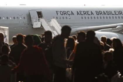 De acordo com o governo brasileiro, a operação como um todo soma 885 passageiros e onze pets resgatados do Líbano em uma semana, já considerando os passageiros do quarto voo da operação — Foto: Paulo Pinto/Agência Brasil