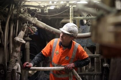 Funcionário da construção inspeciona túnel do metrô de Londres — Foto: Chris Ratcliffe/Bloomberg