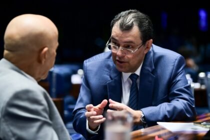 Eduardo Braga (à dir.) conversa com senador Confúcio Moura (MDB-RO), no plenário do Senado — Foto: Pedro França/Agência Senado