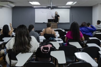 Aula no curso Degrau, especializado na preparação para concursos, no Rio — Foto: Leo Martins/Agência O Globo