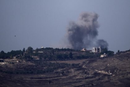 Fumaça após ataque aéreo israelense no sul do Líbano visto do norte de Israel — Foto: Leo Correa/AP Photo