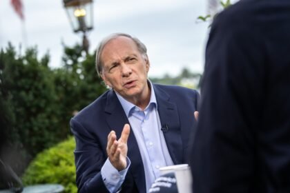 Ray Dalio: Fed não deve fazer cortes significativos nas taxas de juros — Foto: Jeenah Moon/Bloomberg