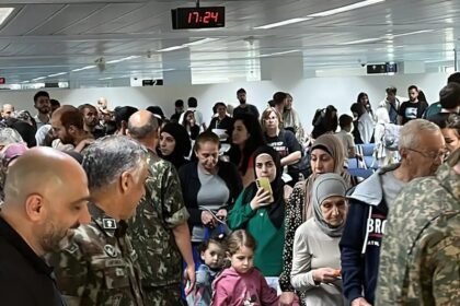 Em Beirute, brasileiros aguardam o embarque em voo de repatriação da Força Aérea Brasileira (FAB) do Líbano ao Brasil — Foto: Divulgação/FAB