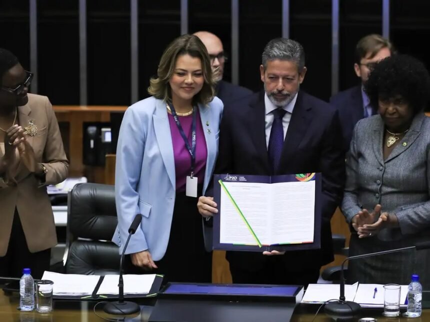 A senadora Leila Barros e a deputada Benedita da Silva entregam a carta de Maceió para o presidente da Câmara, Arthur Lira, na sessão de Abertura do Fórum Parlamentar do G20 no Plenário Ulysses Guimarães, no Congresso Nacional, em Brasília — Foto: Lula Marques/Agência Brasil