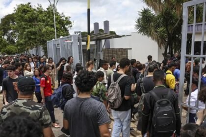 Alunos realizam a segunda fase de provas do Enem neste domingo (10) — Foto: Marcelo Camargo/Agência Brasil