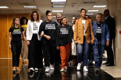 Familiares de Marielle Franco e Anderson Gomes após o julgamento que condenou assassinos, mais de seis anos após o crime — Foto: Tânia Rêgo/Agência Brasil