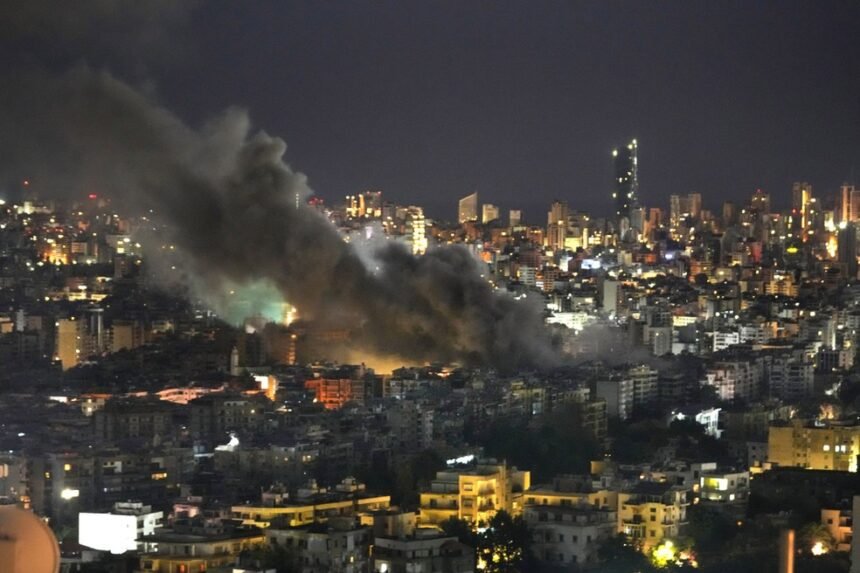 Fumaça sobe dos ataques aéreos israelenses no subúrbio ao sul de Beirute, Líbano — Foto: Foto AP/Hussein Malla