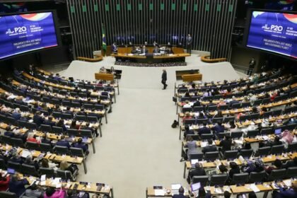 Abertura oficial da 10ª Cúpula de Presidentes dos Parlamentos do G20 (P20), sediada pela Câmara dos Deputados e pelo Senado Federal no Plenário Ulysses Guimarães — Foto: Lula Marques/Agência Brasil