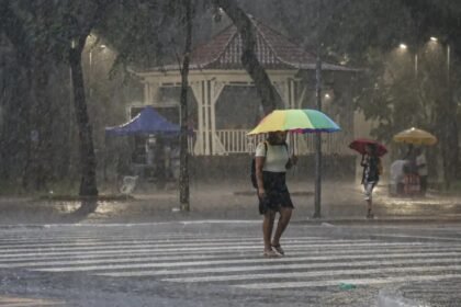 Pedestres enfrentam chuva em São Paulo (SP) — Foto: Paulo Pinto/Agência Brasil