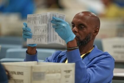 Funcionário eleitoral confere cédulas das eleições presidenciais enviadas pelo correio — Foto: Matt Slocum/AP