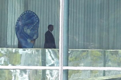 Então presidente Jair Bolsonaro, no Palácio do Planalto, no segundo dia após a derrota das eleições em 2022 — Foto: Cristiano Mariz/Agência O Globo