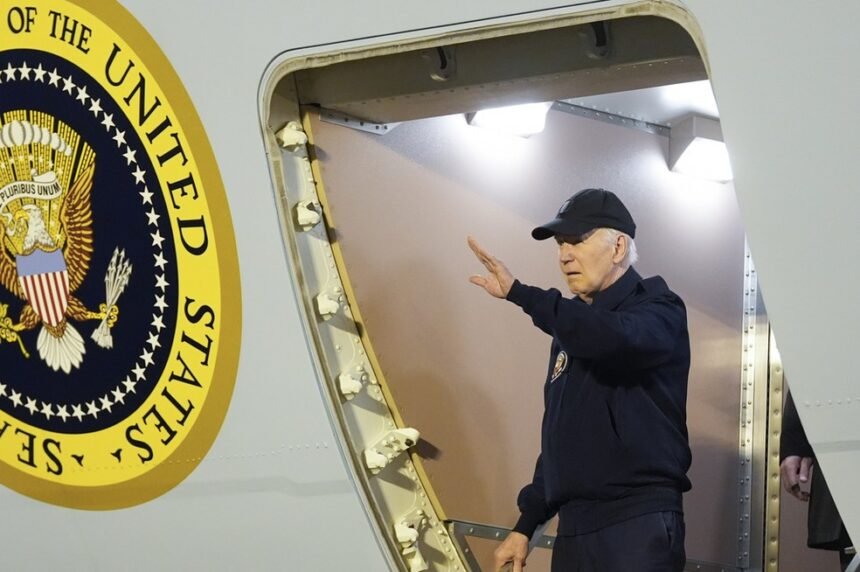 O presidente Joe Biden acena do avião Air Force One — Foto: Susan Walsh/AP