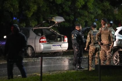 Polícia averigua carro com explosivos na Praça dos Três Poderes — Foto: AP Photo/Eraldo Peres