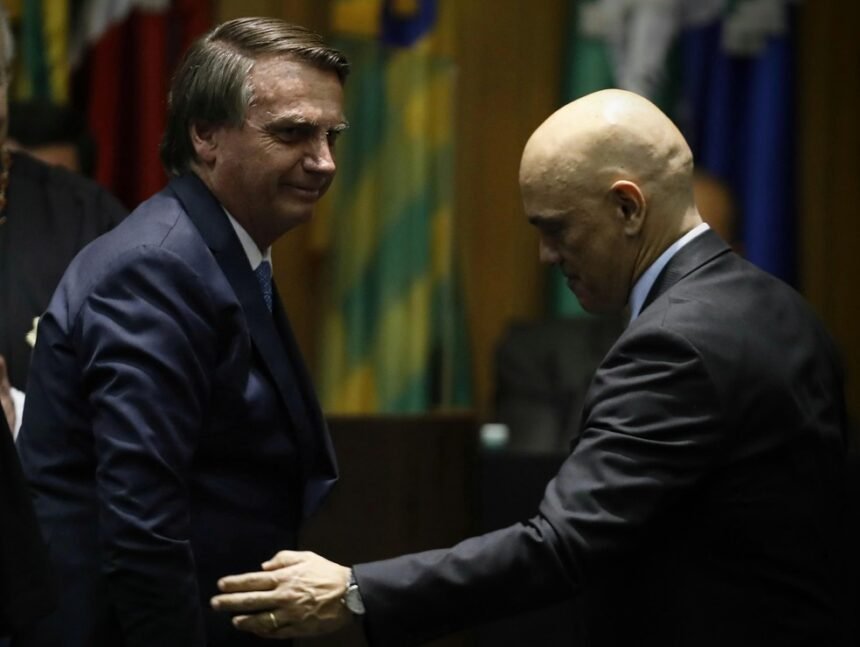 O ex-presidente Jair Bolsonaro e o ministro do STF Alexandre de Moraes — Foto: CRISTIANO MARIZ/Agência O Globo