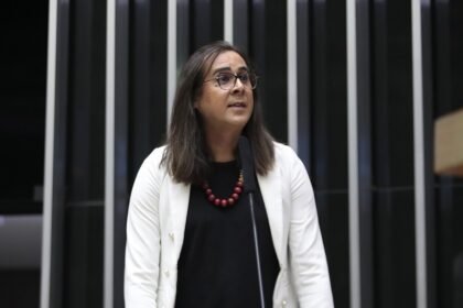 Deputada afirmou que não houve ilegalidade na campanha e disse que a lei eleitoral permite a contratação de ex-servidores — Foto: Zeca Ribeiro/Câmara dos Deputados