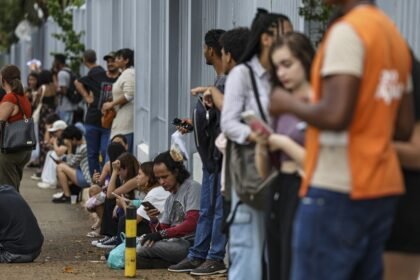 Candidatos esperam antes da abertura de portões do Enem — Foto: Marcelo Camargo/Agência Brasil