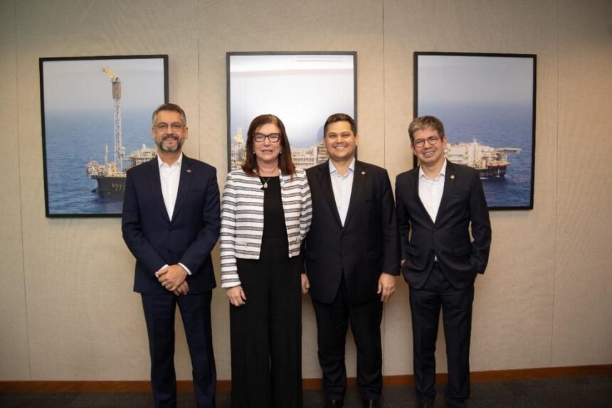 A presidente da Petrobras, Magda Chambriard, recebeu, nesta sexta-feira (1º) na sede da petroleira, no Rio, o governador do Amapá, Clécio Luis (primeira à esquerda), e os senadores Davi Alcolumbre e Randolfe Rodrigues — Foto: Divulgação/Petrobras