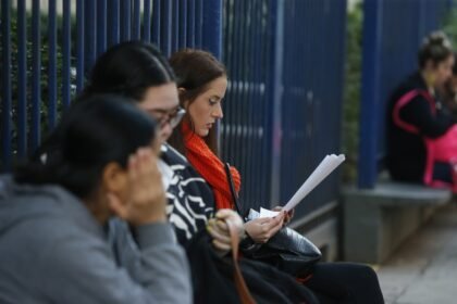 Candidatos do Concurso Público Nacional Unificado (CPNU) a espera da abertura dos portões na UNIP, em São Paulo — Foto: Paulo Pinto/Agência Brasil