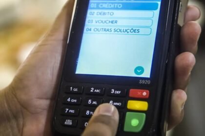 Máquina de cartão crédito e débito — Foto: Marcello Casal Jr/Agência Brasil