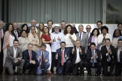 Presidente Lula posa para foto com os ministros — Foto: Cristiano Mariz/Agência O Globo