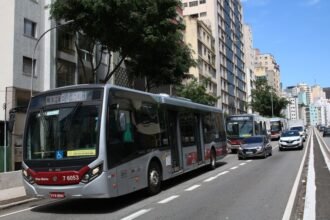 Ônibus na cidade de São Paulo — Foto: Rovena Rosa/Agência Brasil