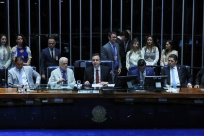 Sessão solene do Congresso Nacional para promulgar a Emenda Constitucional 135, que reduz despesas obrigatórias do Poder Executivo — Foto: Lula Marques/ Agência Brasil/Agência O Globo