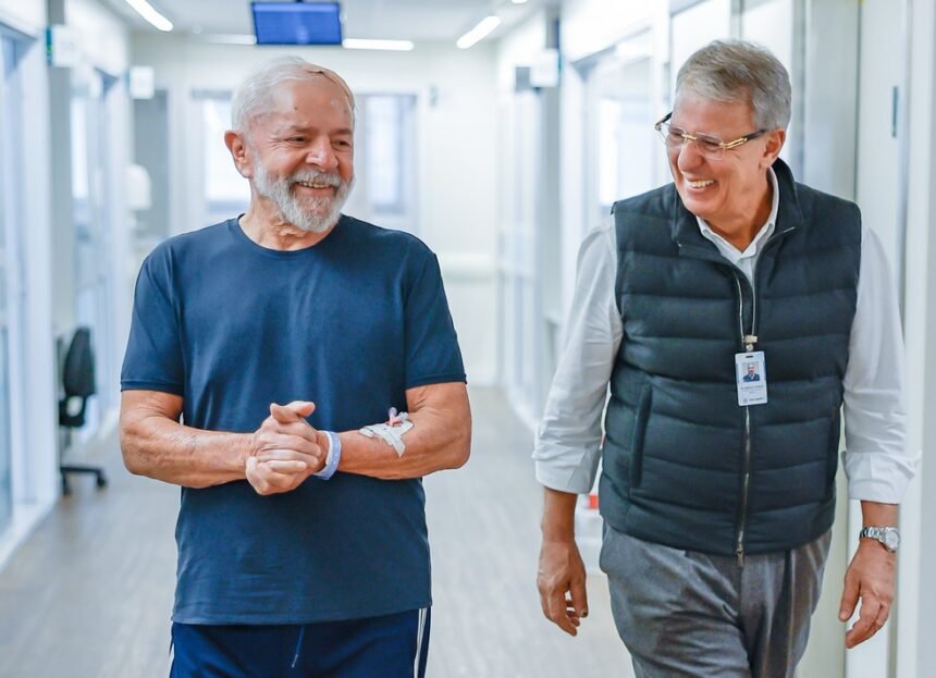 Presidente Luiz Inácio Lula da Silva caminha pelos corredores do Hospital Sírio-Libanês, em São Paulo, ao lado do neurocirurgião Marcos Stavale — Foto: Divulgação/Ricardo Stuckert