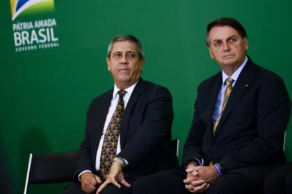 O ex-ministro da Casa Civil, Braga Netto e o ex-presidente Jair Bolsonaro, em cerimônia no Palácio do Planalto, em 2020 — Foto: Marcelo Camargo/Agência Brasil