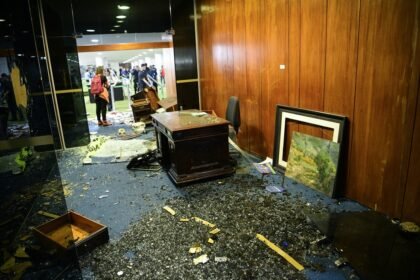 Registros dos estragos provocados durante as invasões do 8 de janeiro no prédio do Congresso Nacional — Foto: Pedro França/Agência Senado